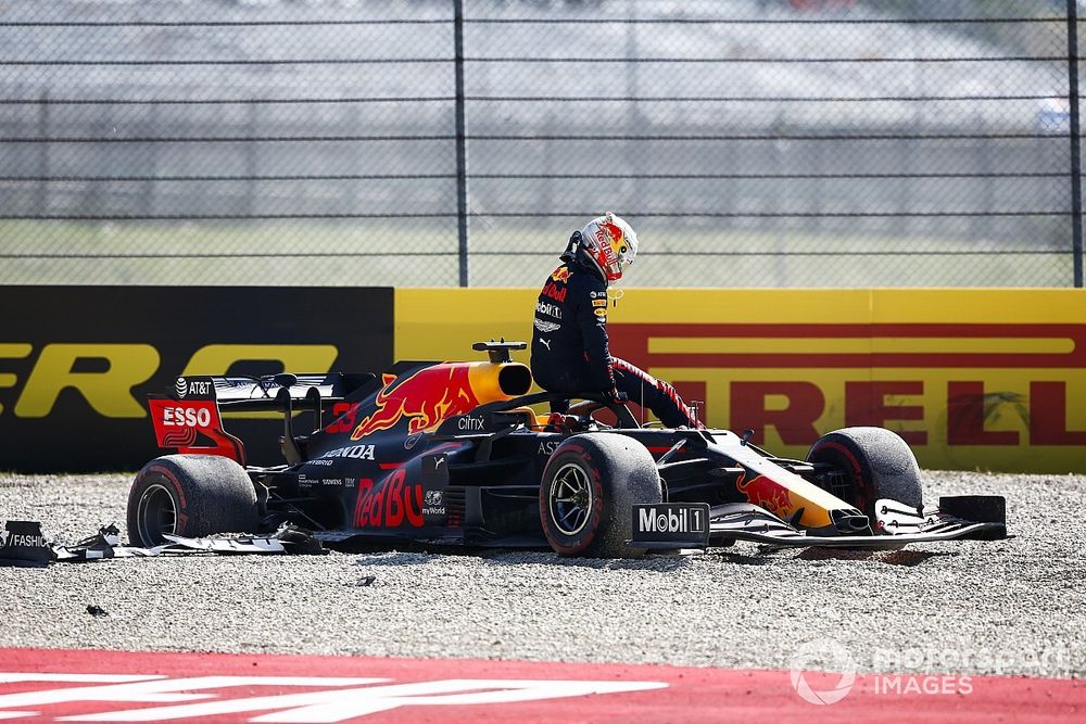 Choque de Max Verstappen, Red Bull Racing RB16 se retira de la carrera

