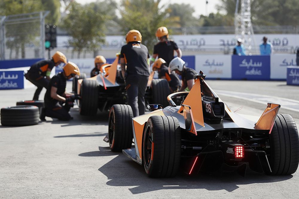 Ren&eacute; Rast, NEOM McLaren Formula E Team, e-4ORCE 04, espera su parada en boxes
