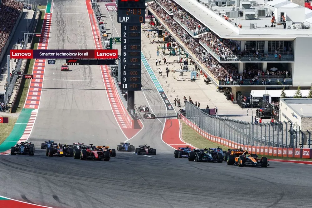 Lando Norris, McLaren MCL60, Charles Leclerc, Ferrari SF-23, Lewis Hamilton, Mercedes F1 W14, Carlos Sainz, Ferrari SF-23, Max Verstappen, Red Bull Racing RB19, George Russell, Mercedes F1 W14, the rest of the field at the start