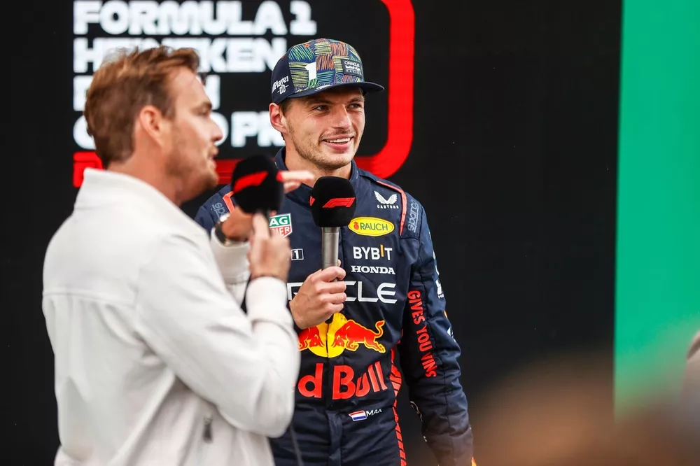 Max Verstappen, Red Bull Racing, 1e positie, wordt geïnterviewd na de race