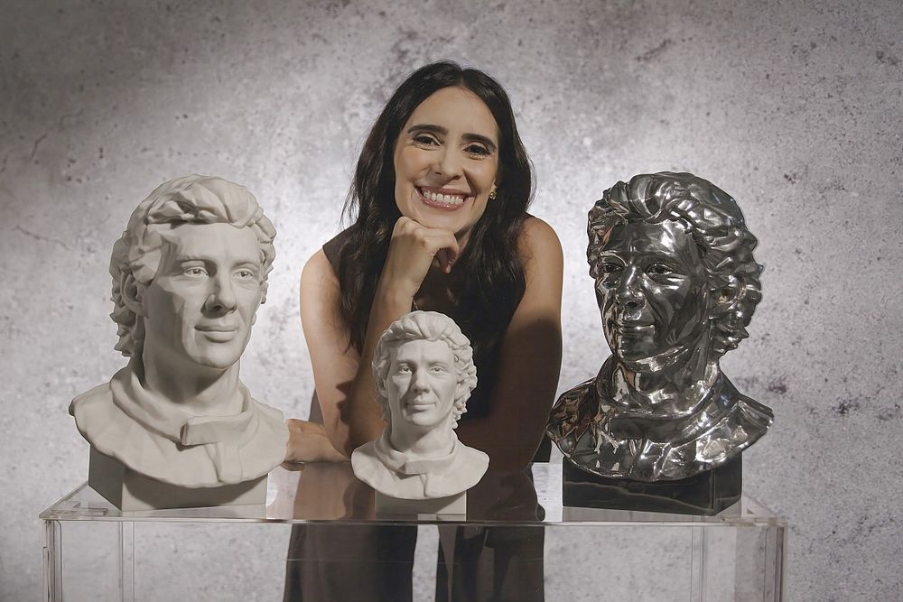 Lalalli Senna ao lado da Nosso Senna Collection
