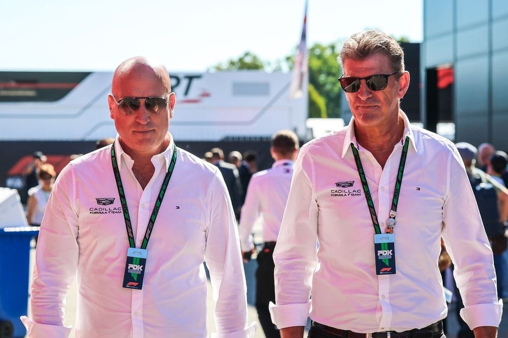 El director general del equipo Cadillac F1, Dan Towriss, camina por el paddock con el director del equipo, Graeme Lowdon.
