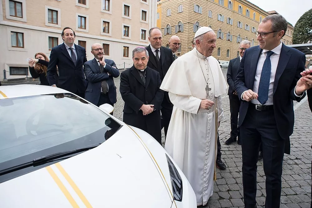 lst-world-final-imola-2017-pope-francis-with-stefano-domenicali-lamborghini-ceo