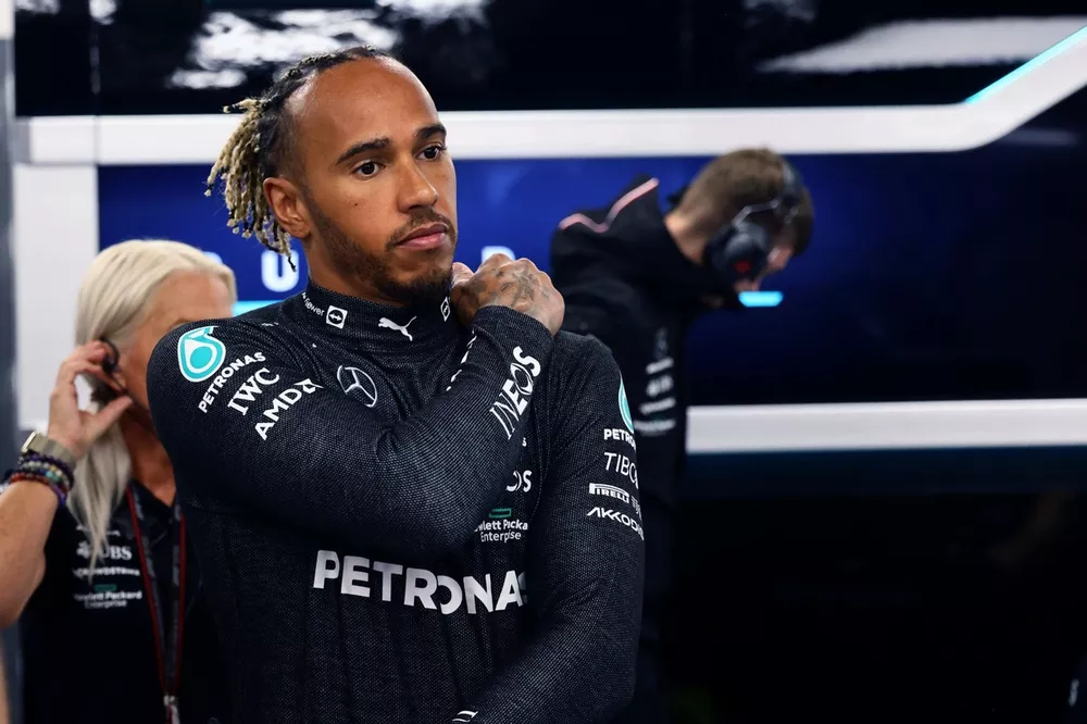 Lewis Hamilton, Mercedes-AMG, Angela Cullen, Physiotherapist, Mercedes AMG, in the team's garage