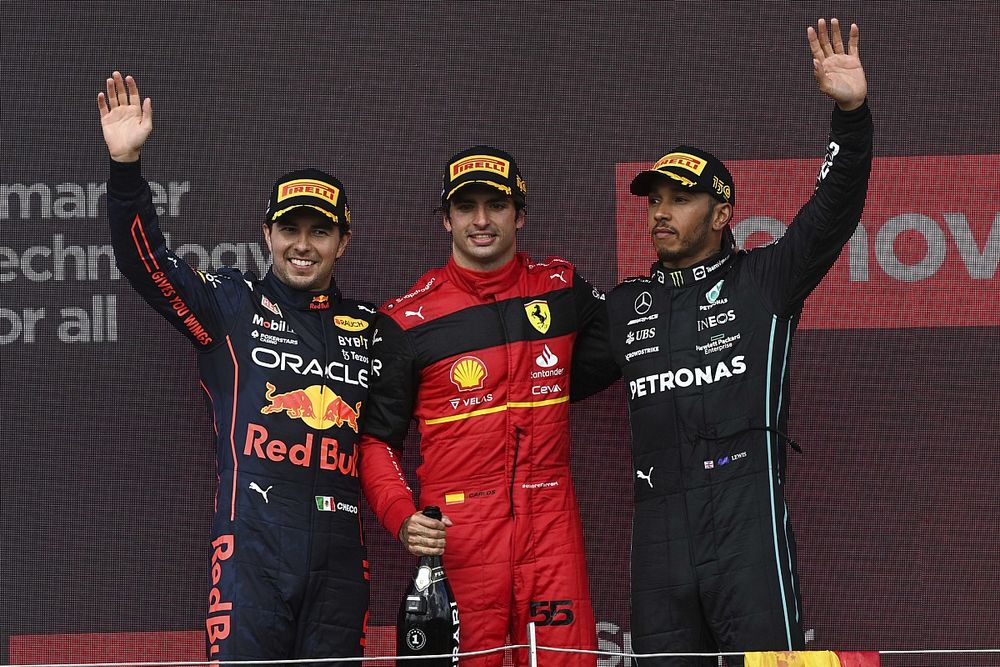 Podio: segundo lugar Sergio Pérez, Red Bull Racing, ganador Carlos Sainz, Ferrari, tercer lugar Lewis Hamilton, Mercedes-AMG