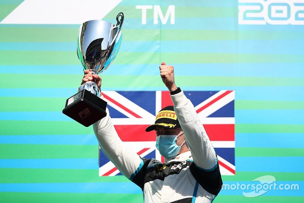 Podium: race winner Jake Hughes, HWA Racelab