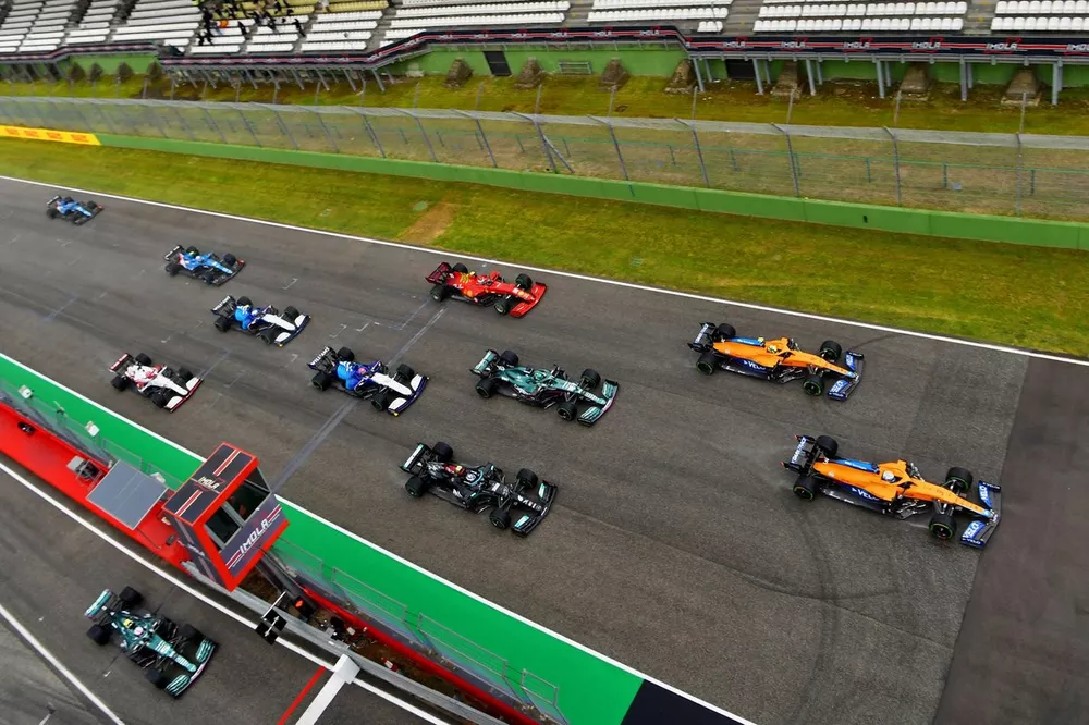 Salida Daniel Ricciardo, McLaren MCL35M, Lando Norris, McLaren MCL35M, Lance Stroll, Aston Martin AMR21, Valtteri Bottas, Mercedes W12, George Russell, Williams FW43B, Carlos Sainz Jr., Ferrari SF21