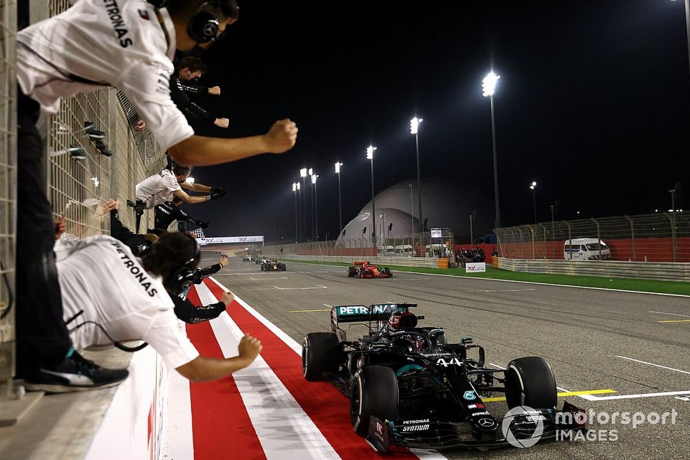 The Mercedes team cheer Lewis Hamilton, Mercedes F1 W11, 1st position, over the line