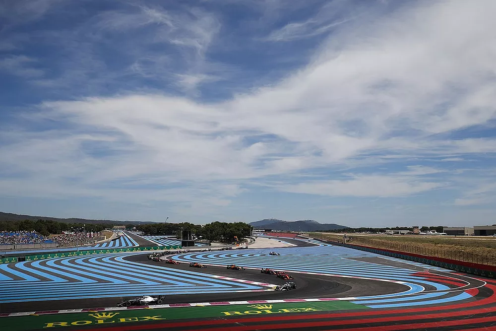 Lewis Hamilton, Mercedes AMG F1 W10, devant Valtteri Bottas, Mercedes AMG W10,Charles Leclerc, Ferrari SF90, Max Verstappen, Red Bull Racing RB15, et le reste du peloton lors du tour de chauffe