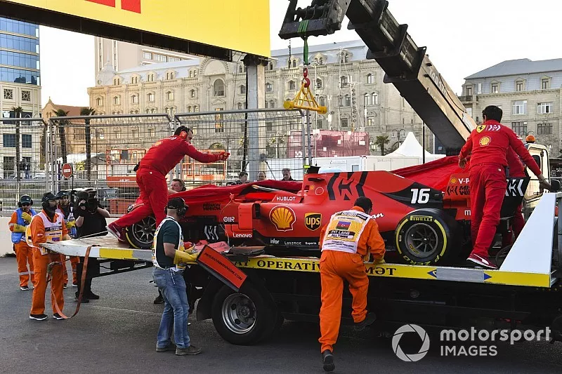 La monoplace accident&eacute;e de Charles Leclerc, Ferrari SF90 revient au garage