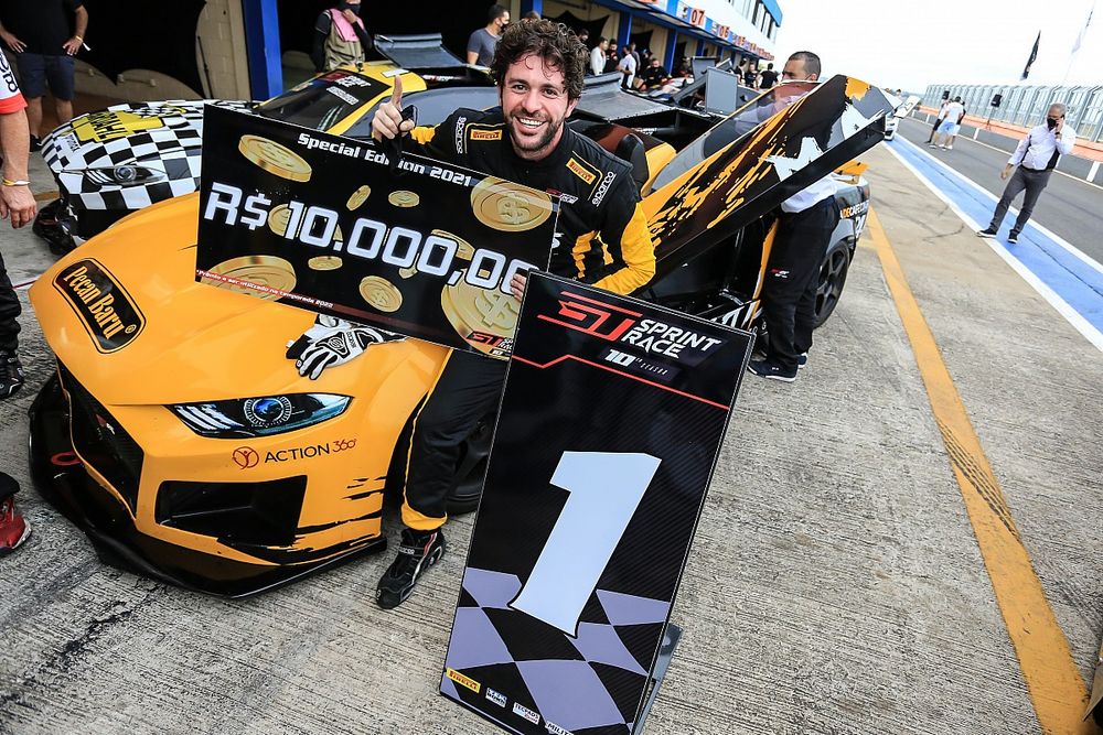 Alex Seid celebra vitória na corrida 2 da GT Sprint Race Special Edition em Goiânia