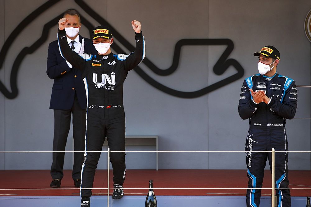 El ganador, Guanyu Zhou, Uni-Virtuosi Racing y Roy Nissany, DAMS