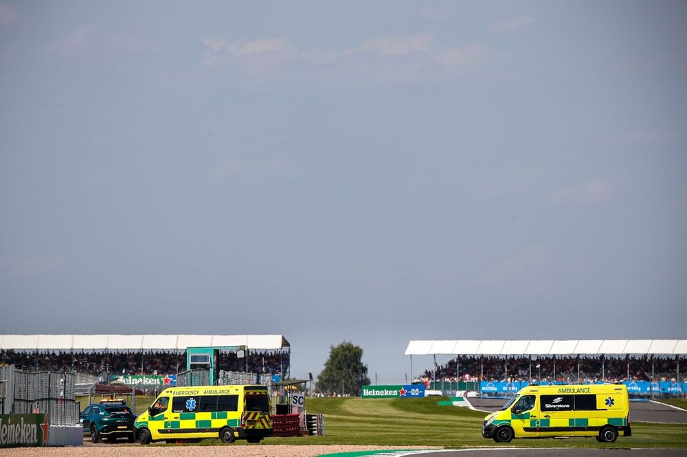 Coche médico Aston Martin DBX y ambulancias tras el choque entre Lewis Hamilton, Mercedes W12 y Max Verstappen, Red Bull Racing RB16B 