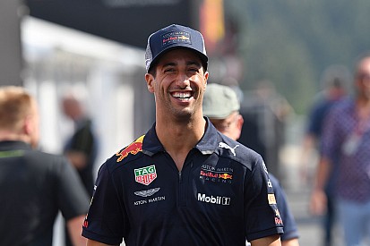 Hamilton, Ricciardo'nun "cesur" hamlesine destek verdi