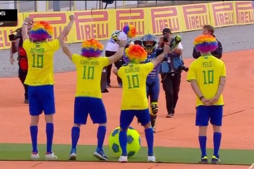 V&Iacute;DEO: Diogo Moreira celebra t&iacute;tulo da Moto2 com "lendas do futebol"