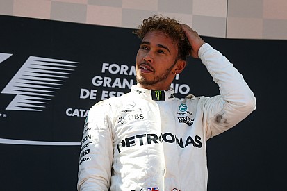 Hamilton révèle qu'il se prive de boisson en course