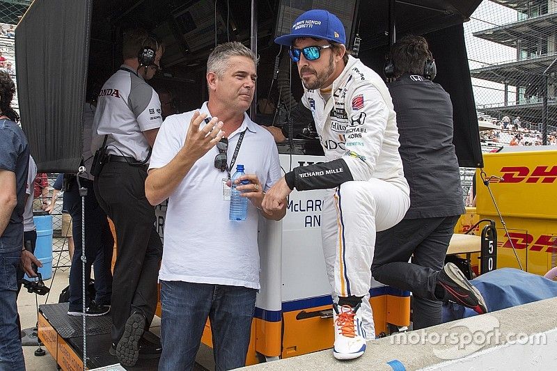 Fernando Alonso, Andretti Autosport Honda talks to Gil de Ferran