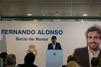 Alonso recebe t&iacute;tulo de &ldquo;s&oacute;cio de honra&rdquo; do Real Madrid