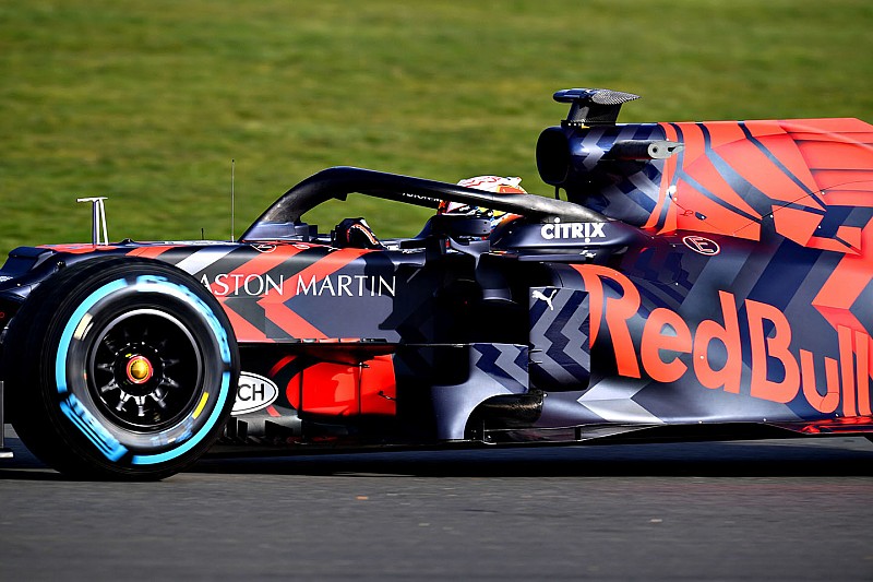 Verstappen tersenyum usai jajal Red Bull-Honda
