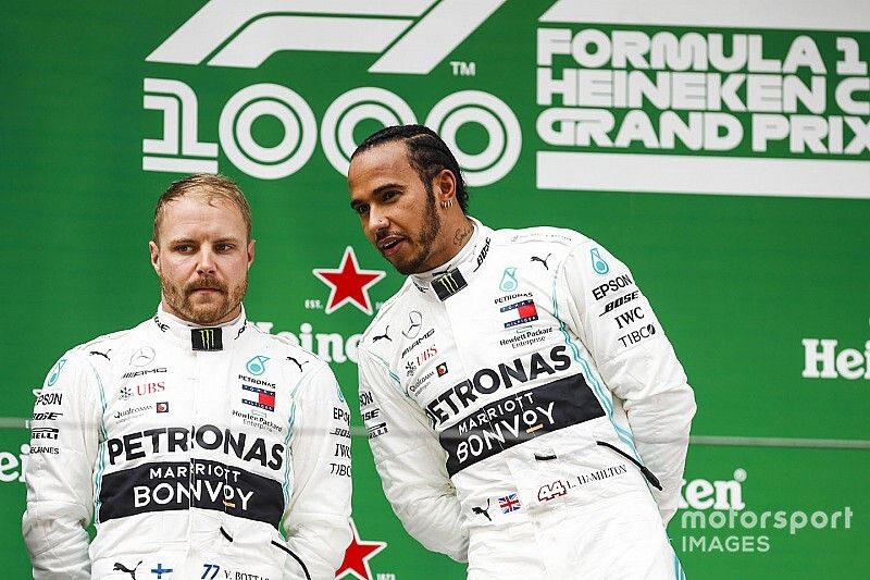 Valtteri Bottas, Mercedes AMG F1, deuxième, et Lewis Hamilton, Mercedes AMG F1, vainqueur, sur le podium