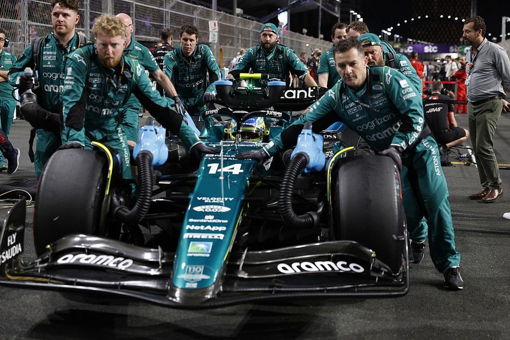 Mec&aacute;nicos en la parrilla con Fernando Alonso, Aston Martin AMR23