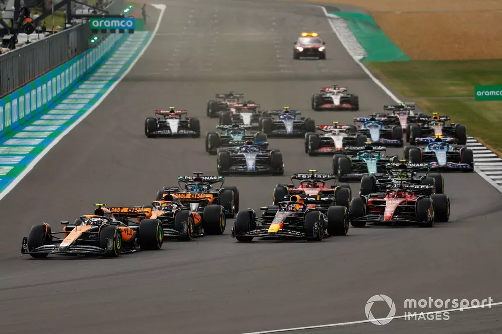 Lando Norris, McLaren MCL60, Max Verstappen, Red Bull Racing RB19, Oscar Piastri, McLaren MCL60, Charles Leclerc, Ferrari SF-23, Carlos Sainz, Ferrari SF-23, de rest van het veld bij de start