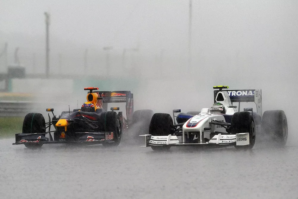 Mark Webber, Red Bull Racing RB5 Renault, 6th position, goes wheel to wheel with Nick Heidfeld, BMW Sauber F1.09, 2nd position