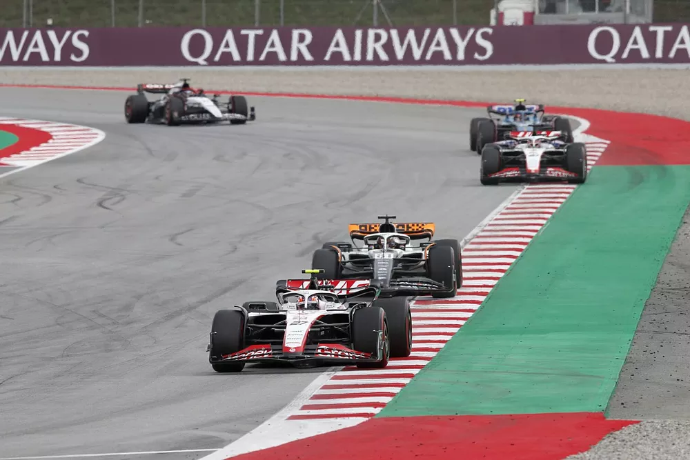 Nico Hulkenberg, Haas VF-23, Oscar Piastri, McLaren MCL60, Kevin Magnussen, Haas VF-23