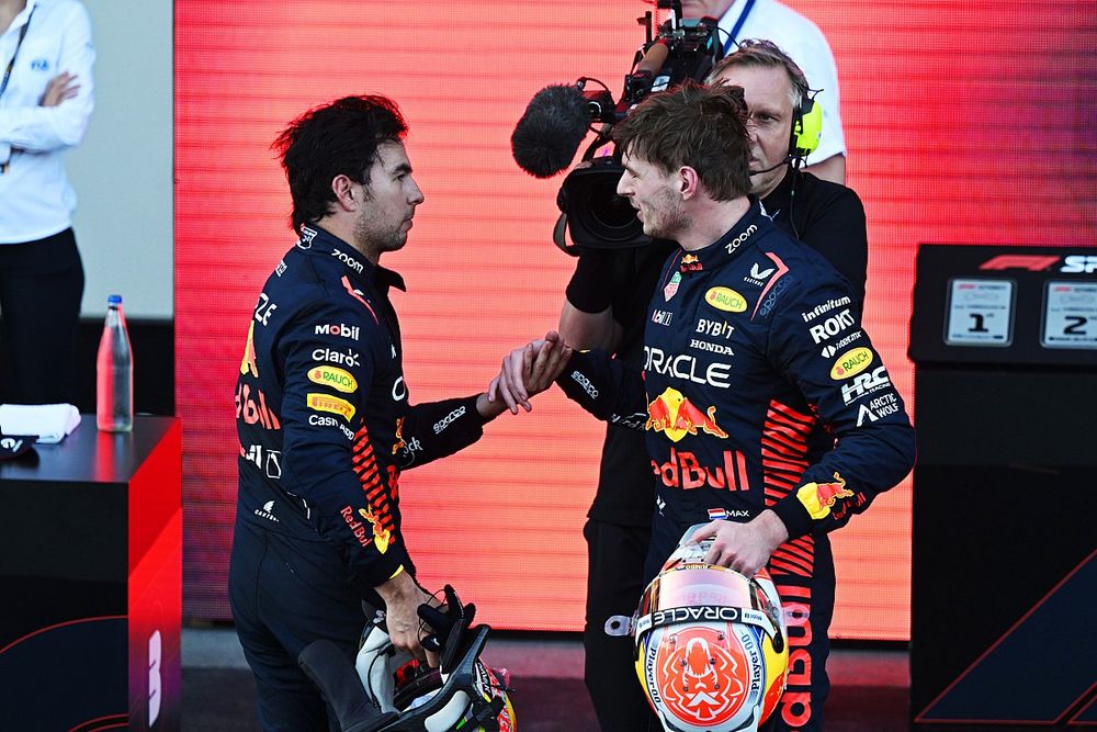 Sergio Pérez, Red Bull Racing, 1ª posición, Max Verstappen, Red Bull Racing, 3ª posición, se felicitan mutuamente en Parc Ferme tras la carrera Sprint.