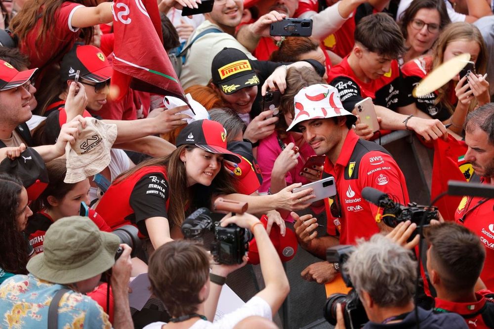 Carlos Sainz, Scuderia Ferrari se re&uacute;ne con los fans de Ferrari