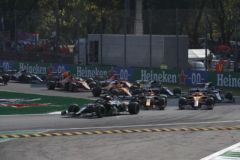 Valtteri Bottas, Mercedes W12, Max Verstappen, Red Bull Racing RB16B, Daniel Ricciardo, McLaren MCL35M, Lando Norris, McLaren MCL35M, and the rest of the field on the opening lap