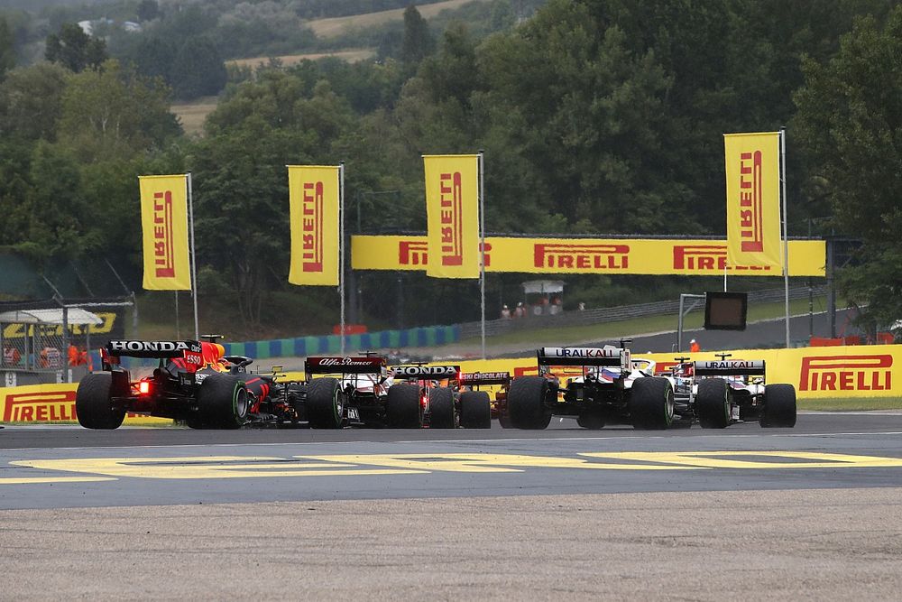 Mick Schumacher, Haas VF-21, Nikita Mazepin, Haas VF-21, Kimi Raikkonen, Alfa Romeo Racing C41, Sergio P&eacute;rez, Red Bull Racing RB16B, en la vuelta de formaci&oacute;n