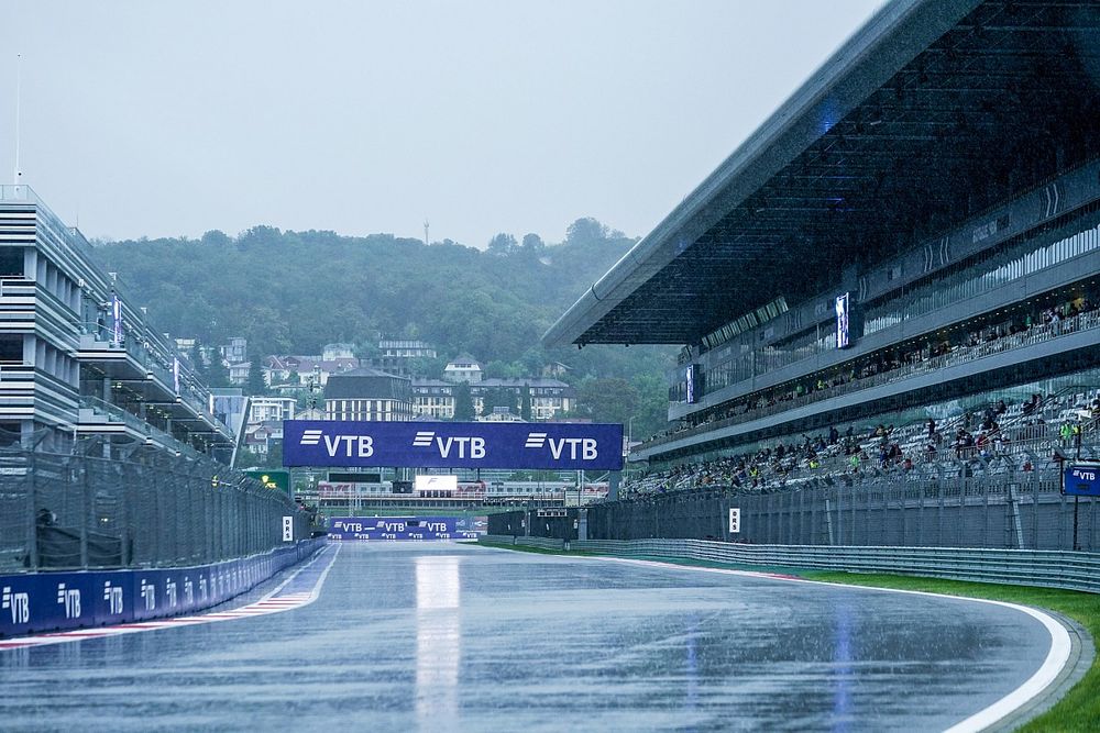 Rain pours down on the track in Russia 