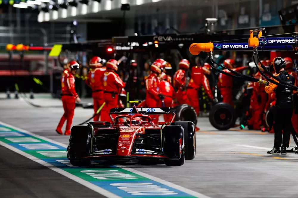 Arr&ecirc;t au stand de Carlos Sainz, Ferrari SF-24