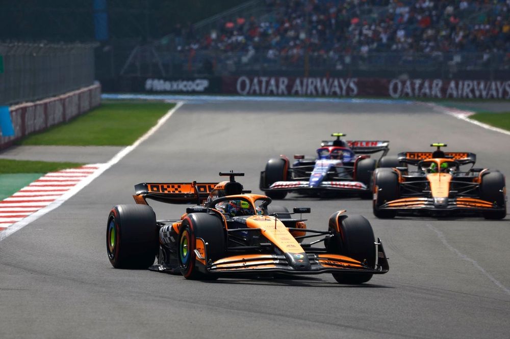 Oscar Piastri, McLaren MCL38, Lando Norris, McLaren MCL38, Yuki Tsunoda, RB F1 Team VCARB 01 