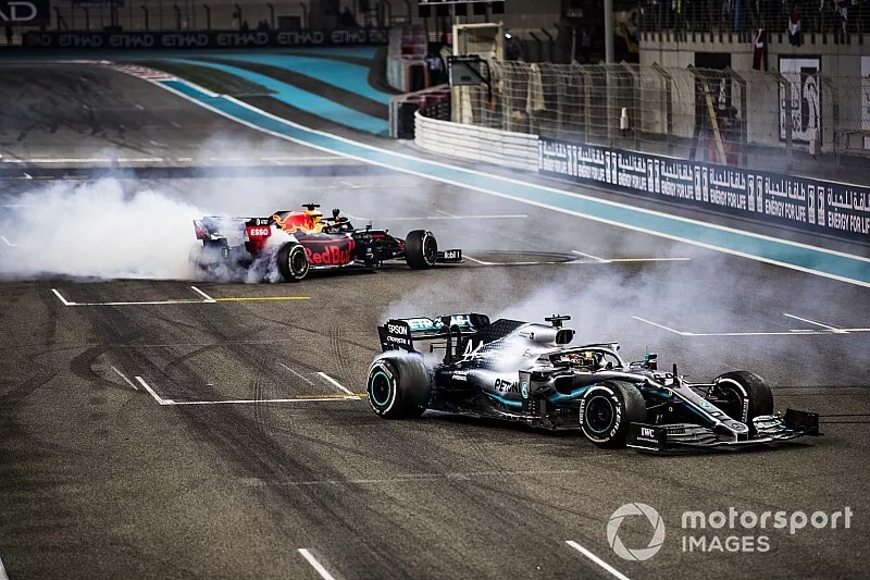 Max Verstappen, Red Bull Racing RB15, 2e plaats, en Lewis Hamilton, Mercedes AMG F1 W10, 1e plaats, maken donuts