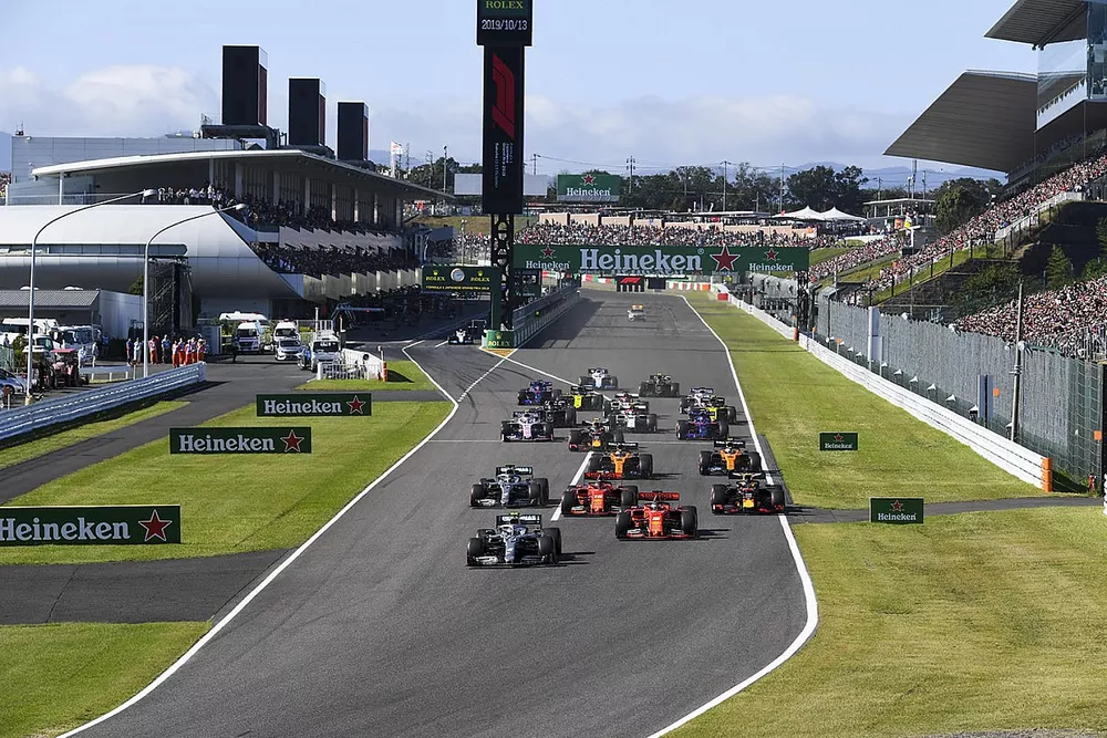 Valtteri Bottas, Mercedes AMG W10, takes the lead at the start ahead of Sebastian Vettel, Ferrari SF90, Charles Leclerc, Ferrari SF90, Lewis Hamilton, Mercedes AMG F1 W10, Max Verstappen, Red Bull Racing RB15, and the rest of the field