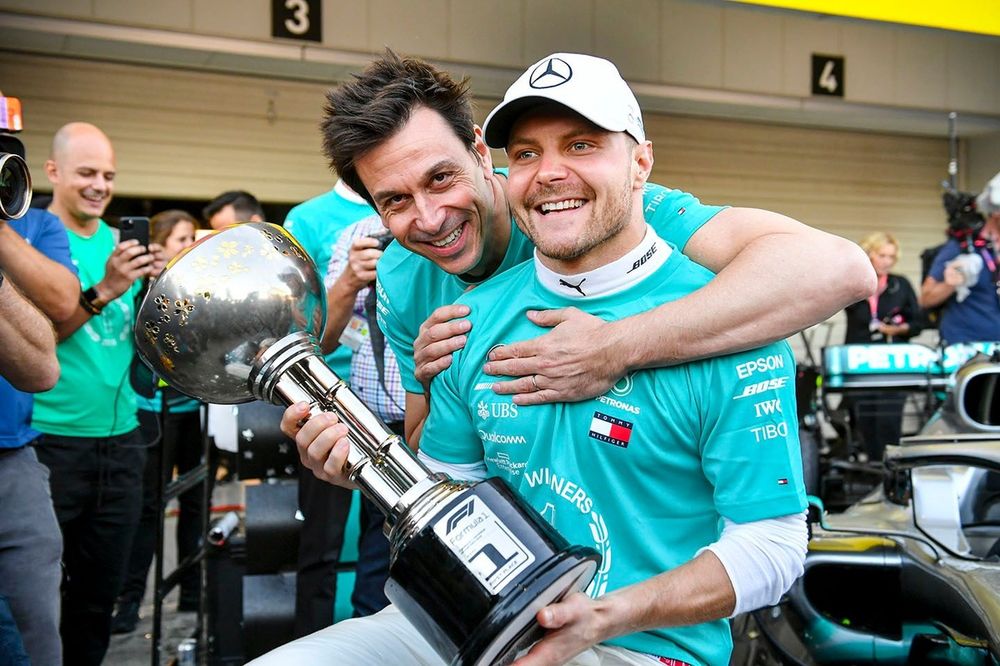 El ganador de la carrera Valtteri Bottas, Mercedes AMG F1 y Toto Wolff, Director Ejecutivo (Business), Mercedes AMG con el trofeo