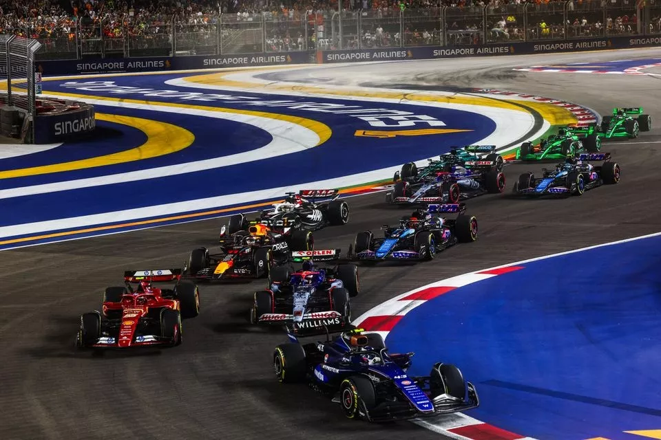 Franco Colapinto, Williams FW46, Yuki Tsunoda, RB F1 Team VCARB 01, Carlos Sainz, Ferrari SF-24, the remainder of the field at the start