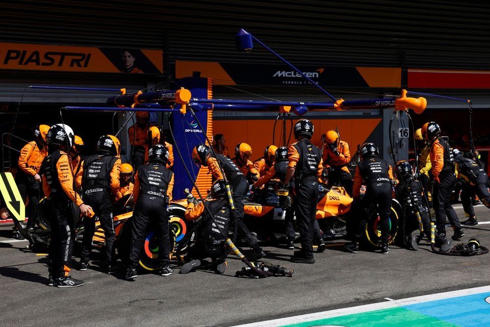 Oscar Piastri, McLaren MCL38, hace una parada en boxes