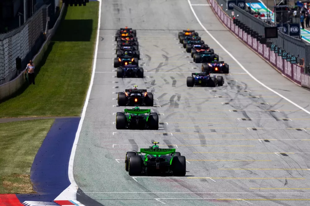 Nico Hulkenberg, Haas VF-24, Valtteri Bottas, Stake F1 Team Kick Sauber C44, et Zhou Guanyu, Stake F1 Team Kick Sauber C44, rejoignent la grille de départ