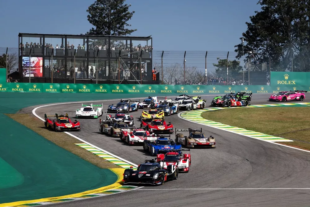 Salida, #7 Toyota Gazoo Racing Toyota GR010 - Hybrid: Mike Conway, Kamui Kobayashi, Nyck de Vries leads