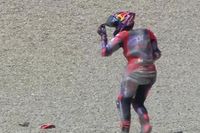 Vídeo: ¡Martín se cae en la lucha por la victoria en Mugello!