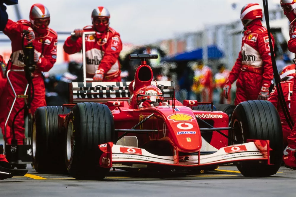 Michael Schumacher, Ferrari F2001, maakt een pitstop.