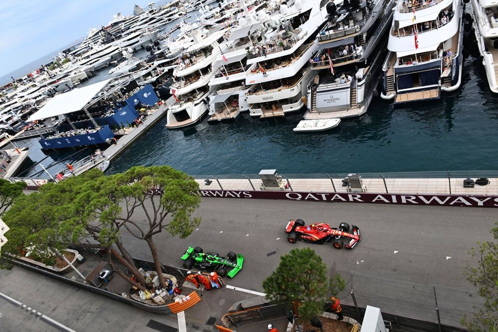 Carlos Sainz, Ferrari SF-24, Guanyu Zhou, Stake F1 Team Kick Sauber C44