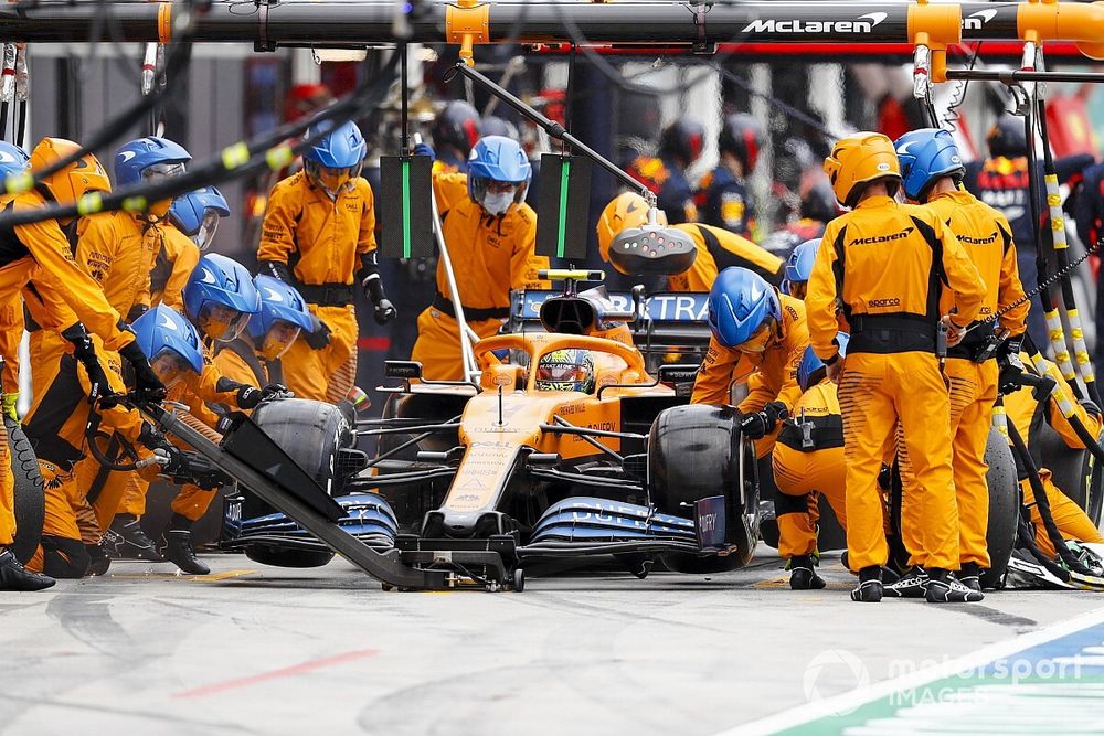 Lando Norris, McLaren MCL35, au stand