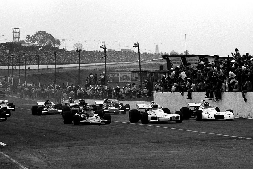 The start of the race in which only twelve cars started. Front row, Emerson Fittipaldi, Lotus 72D, pole sitter Carlos Reutemann, Brabham BT34, Wilson Fittipaldi, Brabham BT33