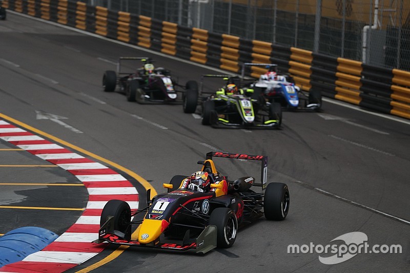 Macau GP: Ticktum avoids dog, wins qualifying race