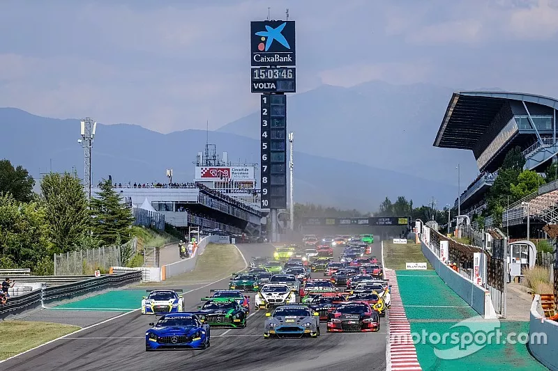 Start: #4 Black Falcon Mercedes-AMG GT3: Maro Engel, Yelmer Buurmann, Luca Stolz leidt