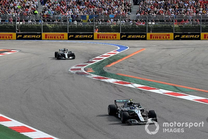 Valtteri Bottas, Mercedes AMG F1 W09 leads Lewis Hamilton, Mercedes AMG F1 W09